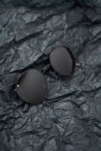 Load image into Gallery viewer, Yoyo (M) - Black / Smoke