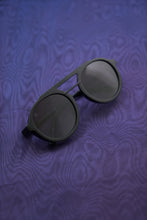 Load image into Gallery viewer, Tetra - Black / Gradient Smoke