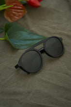 Load image into Gallery viewer, Tetra - Black / Light Smoke