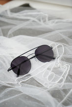 Load image into Gallery viewer, Corbin - Black / Smoke