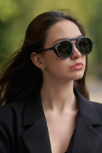 Load image into Gallery viewer, Tetra - Black / Light Smoke