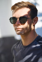 Load image into Gallery viewer, Avi - Black / Light Smoke