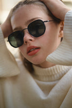 Load image into Gallery viewer, Avi - Black / Light Smoke