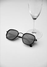 Load image into Gallery viewer, Avi - Black / Smoke