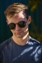 Load image into Gallery viewer, Avi - Black / Smoke