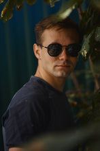 Load image into Gallery viewer, Avi - Black / Smoke