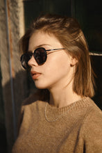 Load image into Gallery viewer, Avi - Black / Smoke