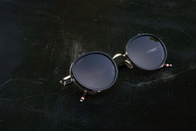 Load image into Gallery viewer, Duke - Black and Silver / Smoke