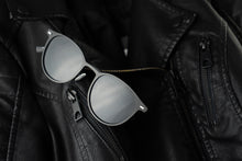 Load image into Gallery viewer, Flip - Black / Smoke