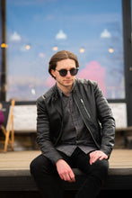 Load image into Gallery viewer, Flip - Black / Smoke