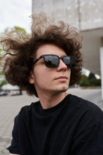 Load image into Gallery viewer, Leo - Black / Smoke