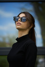 Load image into Gallery viewer, Leo - Black / Smoke