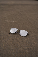 Load image into Gallery viewer, Lura - Black / Silver Mirror