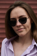 Load image into Gallery viewer, Lura - Black / Smoke