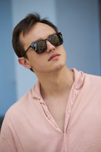 Load image into Gallery viewer, Parka - Shiny Black / Smoke