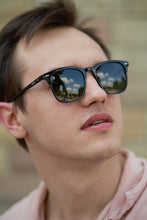 Load image into Gallery viewer, Parka - Shiny Black / Smoke