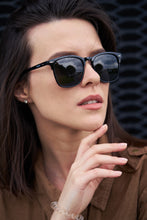 Load image into Gallery viewer, Parka - Shiny Black / Smoke