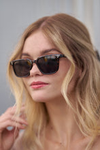 Load image into Gallery viewer, Teye - tortoise / Light Smoke