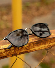 Load image into Gallery viewer, Visi - Black / Smoke