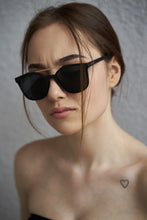 Load image into Gallery viewer, Colossal - Black / Smoke
