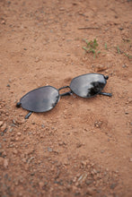 Load image into Gallery viewer, Hipster - Black / Smoke
