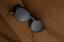 Load image into Gallery viewer, Osaka - Black / Smoke
