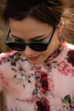 Load image into Gallery viewer, Osaka - Transparent Blue / Smoke
