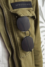 Load image into Gallery viewer, Parade - Black / Smoke
