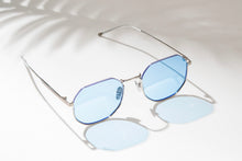 Load image into Gallery viewer, Parade - Silver / Blue
