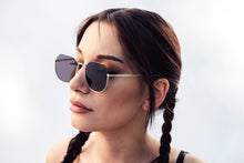 Load image into Gallery viewer, Parade - Silver / Smoke
