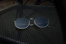 Load image into Gallery viewer, Parade - Silver / Smoke
